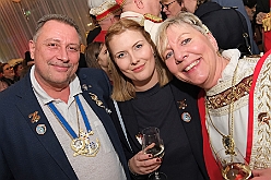 Hofburg 2025-01-17 024  Einzug in die Hofburg - 17. Januar 2025, ein kühler Abend vor dem IntercityHotel am Duisburger Hauptbahnhof. Wir begrüßten die anwesenden Gesellschaften vor der Tür mit anschließender Fahnenhissung. Danach gab es ein feucht fröhliches Miteinander im Restaurant und an der Bar. : DVPJ, Holger II, Phil II., Prinz Karneval, Prinz, Prinzessin Mia I., Hofmarschälle, Page, Pagen, Paginnen, HDK, Duisburg, Karneval, Helau, Tollität, Event, Session 2024, Session 2025, HDK Duisburg, Hauptausschuss, Hauptausschuss Karneval Duisburg, Duisburg ist echt