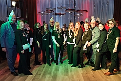 Hofburg 2025-01-17 029  Einzug in die Hofburg - 17. Januar 2025, ein kühler Abend vor dem IntercityHotel am Duisburger Hauptbahnhof. Wir begrüßten die anwesenden Gesellschaften vor der Tür mit anschließender Fahnenhissung. Danach gab es ein feucht fröhliches Miteinander im Restaurant und an der Bar. : DVPJ, Holger II, Phil II., Prinz Karneval, Prinz, Prinzessin Mia I., Hofmarschälle, Page, Pagen, Paginnen, HDK, Duisburg, Karneval, Helau, Tollität, Event, Session 2024, Session 2025, HDK Duisburg, Hauptausschuss, Hauptausschuss Karneval Duisburg, Duisburg ist echt