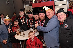 Hofburg 2025-01-17 031  Einzug in die Hofburg - 17. Januar 2025, ein kühler Abend vor dem IntercityHotel am Duisburger Hauptbahnhof. Wir begrüßten die anwesenden Gesellschaften vor der Tür mit anschließender Fahnenhissung. Danach gab es ein feucht fröhliches Miteinander im Restaurant und an der Bar. : DVPJ, Holger II, Phil II., Prinz Karneval, Prinz, Prinzessin Mia I., Hofmarschälle, Page, Pagen, Paginnen, HDK, Duisburg, Karneval, Helau, Tollität, Event, Session 2024, Session 2025, HDK Duisburg, Hauptausschuss, Hauptausschuss Karneval Duisburg, Duisburg ist echt