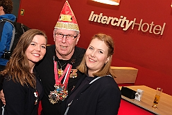 Hofburg 2025-01-17 033  Einzug in die Hofburg - 17. Januar 2025, ein kühler Abend vor dem IntercityHotel am Duisburger Hauptbahnhof. Wir begrüßten die anwesenden Gesellschaften vor der Tür mit anschließender Fahnenhissung. Danach gab es ein feucht fröhliches Miteinander im Restaurant und an der Bar. : DVPJ, Holger II, Phil II., Prinz Karneval, Prinz, Prinzessin Mia I., Hofmarschälle, Page, Pagen, Paginnen, HDK, Duisburg, Karneval, Helau, Tollität, Event, Session 2024, Session 2025, HDK Duisburg, Hauptausschuss, Hauptausschuss Karneval Duisburg, Duisburg ist echt