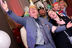 Hofburg 2025-01-17 036  Einzug in die Hofburg - 17. Januar 2025, ein kühler Abend vor dem IntercityHotel am Duisburger Hauptbahnhof. Wir begrüßten die anwesenden Gesellschaften vor der Tür mit anschließender Fahnenhissung. Danach gab es ein feucht fröhliches Miteinander im Restaurant und an der Bar. : DVPJ, Holger II, Phil II., Prinz Karneval, Prinz, Prinzessin Mia I., Hofmarschälle, Page, Pagen, Paginnen, HDK, Duisburg, Karneval, Helau, Tollität, Event, Session 2024, Session 2025, HDK Duisburg, Hauptausschuss, Hauptausschuss Karneval Duisburg, Duisburg ist echt