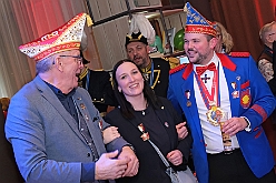 Hofburg 2025-01-17 037  Einzug in die Hofburg - 17. Januar 2025, ein kühler Abend vor dem IntercityHotel am Duisburger Hauptbahnhof. Wir begrüßten die anwesenden Gesellschaften vor der Tür mit anschließender Fahnenhissung. Danach gab es ein feucht fröhliches Miteinander im Restaurant und an der Bar. : DVPJ, Holger II, Phil II., Prinz Karneval, Prinz, Prinzessin Mia I., Hofmarschälle, Page, Pagen, Paginnen, HDK, Duisburg, Karneval, Helau, Tollität, Event, Session 2024, Session 2025, HDK Duisburg, Hauptausschuss, Hauptausschuss Karneval Duisburg, Duisburg ist echt