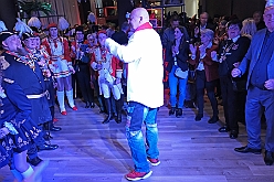 Hofburg 2025-01-17 038  Einzug in die Hofburg - 17. Januar 2025, ein kühler Abend vor dem IntercityHotel am Duisburger Hauptbahnhof. Wir begrüßten die anwesenden Gesellschaften vor der Tür mit anschließender Fahnenhissung. Danach gab es ein feucht fröhliches Miteinander im Restaurant und an der Bar. : DVPJ, Holger II, Phil II., Prinz Karneval, Prinz, Prinzessin Mia I., Hofmarschälle, Page, Pagen, Paginnen, HDK, Duisburg, Karneval, Helau, Tollität, Event, Session 2024, Session 2025, HDK Duisburg, Hauptausschuss, Hauptausschuss Karneval Duisburg, Duisburg ist echt