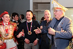 Hofburg 2025-01-17 043  Einzug in die Hofburg - 17. Januar 2025, ein kühler Abend vor dem IntercityHotel am Duisburger Hauptbahnhof. Wir begrüßten die anwesenden Gesellschaften vor der Tür mit anschließender Fahnenhissung. Danach gab es ein feucht fröhliches Miteinander im Restaurant und an der Bar. : DVPJ, Holger II, Phil II., Prinz Karneval, Prinz, Prinzessin Mia I., Hofmarschälle, Page, Pagen, Paginnen, HDK, Duisburg, Karneval, Helau, Tollität, Event, Session 2024, Session 2025, HDK Duisburg, Hauptausschuss, Hauptausschuss Karneval Duisburg, Duisburg ist echt