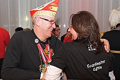 Hofburg 2025-01-17 044  Einzug in die Hofburg - 17. Januar 2025, ein kühler Abend vor dem IntercityHotel am Duisburger Hauptbahnhof. Wir begrüßten die anwesenden Gesellschaften vor der Tür mit anschließender Fahnenhissung. Danach gab es ein feucht fröhliches Miteinander im Restaurant und an der Bar. : DVPJ, Holger II, Phil II., Prinz Karneval, Prinz, Prinzessin Mia I., Hofmarschälle, Page, Pagen, Paginnen, HDK, Duisburg, Karneval, Helau, Tollität, Event, Session 2024, Session 2025, HDK Duisburg, Hauptausschuss, Hauptausschuss Karneval Duisburg, Duisburg ist echt