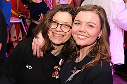 Hofburg 2025-01-17 050  Einzug in die Hofburg - 17. Januar 2025, ein kühler Abend vor dem IntercityHotel am Duisburger Hauptbahnhof. Wir begrüßten die anwesenden Gesellschaften vor der Tür mit anschließender Fahnenhissung. Danach gab es ein feucht fröhliches Miteinander im Restaurant und an der Bar. : DVPJ, Holger II, Phil II., Prinz Karneval, Prinz, Prinzessin Mia I., Hofmarschälle, Page, Pagen, Paginnen, HDK, Duisburg, Karneval, Helau, Tollität, Event, Session 2024, Session 2025, HDK Duisburg, Hauptausschuss, Hauptausschuss Karneval Duisburg, Duisburg ist echt