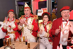 Hofburg 2025-01-17 055  Einzug in die Hofburg - 17. Januar 2025, ein kühler Abend vor dem IntercityHotel am Duisburger Hauptbahnhof. Wir begrüßten die anwesenden Gesellschaften vor der Tür mit anschließender Fahnenhissung. Danach gab es ein feucht fröhliches Miteinander im Restaurant und an der Bar. : DVPJ, Holger II, Phil II., Prinz Karneval, Prinz, Prinzessin Mia I., Hofmarschälle, Page, Pagen, Paginnen, HDK, Duisburg, Karneval, Helau, Tollität, Event, Session 2024, Session 2025, HDK Duisburg, Hauptausschuss, Hauptausschuss Karneval Duisburg, Duisburg ist echt