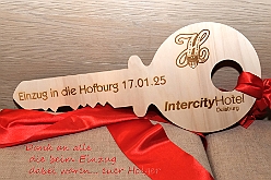 Hofburg 2025-01-17 061  Einzug in die Hofburg - 17. Januar 2025, ein kühler Abend vor dem IntercityHotel am Duisburger Hauptbahnhof. Wir begrüßten die anwesenden Gesellschaften vor der Tür mit anschließender Fahnenhissung. Danach gab es ein feucht fröhliches Miteinander im Restaurant und an der Bar. : DVPJ, Holger II, Phil II., Prinz Karneval, Prinz, Prinzessin Mia I., Hofmarschälle, Page, Pagen, Paginnen, HDK, Duisburg, Karneval, Helau, Tollität, Event, Session 2024, Session 2025, HDK Duisburg, Hauptausschuss, Hauptausschuss Karneval Duisburg, Duisburg ist echt