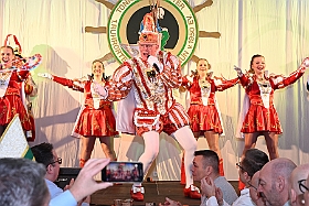 01 Herren KG Ruhrort 2025-01-19 11  Der 1. Tour-Tag der Prinzencrew 2025 - Nach einer kurzen Nacht hieß es Sonntag vormittag auf zur Herrenmatinee der 1. Ruhrorten KG Weiß-Grün im WYNDHAM Hotel Duisburg Hof. Danach hieß es drei mal Herrensitzung. In der „Alten Feuerwache“ bei der Ehrengarde Blau-Weiß, dann bei der KVO und zum Schluss bei der KG Bau-Silber in Rheinhausen. : DVPJ, Holger II, Phil II., Prinz Karneval, Prinz, Prinzessin Mia I., Hofmarschälle, Page, Pagen, Paginnen, HDK, Duisburg, Karneval, Helau, Tollität, Event, Session 2024, Session 2025, HDK Duisburg, Hauptausschuss, Hauptausschuss Karneval Duisburg, Duisburg ist echt