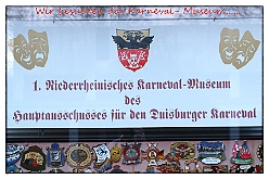 KarMuseum 2025-01-21 01  Besuch im Museum - Orden, Orden und noch mehr Orden sind in den Vitrinen zu sehen. Es begegnen einem auch in Ornaten und Uniformen bekleidete Schaufensterfiguren. Im 1. Niederrheinische Karnevalsmuseum, existiert seit 1973, wird die Geschichte des niederrheinischen  Karnevals bis heute dargestellt. : DVPJ, Holger II, Phil II., Prinz Karneval, Prinz, Prinzessin Mia I., Hofmarschälle, Page, Pagen, Paginnen, HDK, Duisburg, Karneval, Helau, Tollität, Event, Session 2024, Session 2025, HDK Duisburg, Hauptausschuss, Hauptausschuss Karneval Duisburg, Duisburg ist echt