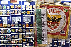 KarMuseum 2025-01-21 02  Besuch im Museum - Orden, Orden und noch mehr Orden sind in den Vitrinen zu sehen. Es begegnen einem auch in Ornaten und Uniformen bekleidete Schaufensterfiguren. Im 1. Niederrheinische Karnevalsmuseum, existiert seit 1973, wird die Geschichte des niederrheinischen  Karnevals bis heute dargestellt. : DVPJ, Holger II, Phil II., Prinz Karneval, Prinz, Prinzessin Mia I., Hofmarschälle, Page, Pagen, Paginnen, HDK, Duisburg, Karneval, Helau, Tollität, Event, Session 2024, Session 2025, HDK Duisburg, Hauptausschuss, Hauptausschuss Karneval Duisburg, Duisburg ist echt