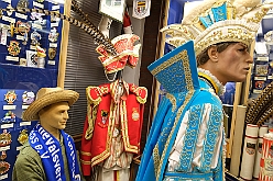 KarMuseum 2025-01-21 13  Besuch im Museum - Orden, Orden und noch mehr Orden sind in den Vitrinen zu sehen. Es begegnen einem auch in Ornaten und Uniformen bekleidete Schaufensterfiguren. Im 1. Niederrheinische Karnevalsmuseum, existiert seit 1973, wird die Geschichte des niederrheinischen  Karnevals bis heute dargestellt. : DVPJ, Holger II, Phil II., Prinz Karneval, Prinz, Prinzessin Mia I., Hofmarschälle, Page, Pagen, Paginnen, HDK, Duisburg, Karneval, Helau, Tollität, Event, Session 2024, Session 2025, HDK Duisburg, Hauptausschuss, Hauptausschuss Karneval Duisburg, Duisburg ist echt