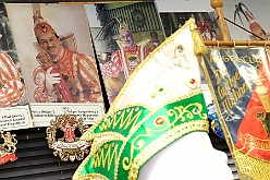 KarMuseum 2025-01-21 15  Besuch im Museum - Orden, Orden und noch mehr Orden sind in den Vitrinen zu sehen. Es begegnen einem auch in Ornaten und Uniformen bekleidete Schaufensterfiguren. Im 1. Niederrheinische Karnevalsmuseum, existiert seit 1973, wird die Geschichte des niederrheinischen  Karnevals bis heute dargestellt. : DVPJ, Holger II, Phil II., Prinz Karneval, Prinz, Prinzessin Mia I., Hofmarschälle, Page, Pagen, Paginnen, HDK, Duisburg, Karneval, Helau, Tollität, Event, Session 2024, Session 2025, HDK Duisburg, Hauptausschuss, Hauptausschuss Karneval Duisburg, Duisburg ist echt