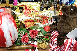 KarMuseum 2025-01-21 16  Besuch im Museum - Orden, Orden und noch mehr Orden sind in den Vitrinen zu sehen. Es begegnen einem auch in Ornaten und Uniformen bekleidete Schaufensterfiguren. Im 1. Niederrheinische Karnevalsmuseum, existiert seit 1973, wird die Geschichte des niederrheinischen  Karnevals bis heute dargestellt. : DVPJ, Holger II, Phil II., Prinz Karneval, Prinz, Prinzessin Mia I., Hofmarschälle, Page, Pagen, Paginnen, HDK, Duisburg, Karneval, Helau, Tollität, Event, Session 2024, Session 2025, HDK Duisburg, Hauptausschuss, Hauptausschuss Karneval Duisburg, Duisburg ist echt