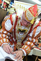 KarMuseum 2025-01-21 28  Besuch im Museum - Orden, Orden und noch mehr Orden sind in den Vitrinen zu sehen. Es begegnen einem auch in Ornaten und Uniformen bekleidete Schaufensterfiguren. Im 1. Niederrheinische Karnevalsmuseum, existiert seit 1973, wird die Geschichte des niederrheinischen  Karnevals bis heute dargestellt. : DVPJ, Holger II, Phil II., Prinz Karneval, Prinz, Prinzessin Mia I., Hofmarschälle, Page, Pagen, Paginnen, HDK, Duisburg, Karneval, Helau, Tollität, Event, Session 2024, Session 2025, HDK Duisburg, Hauptausschuss, Hauptausschuss Karneval Duisburg, Duisburg ist echt