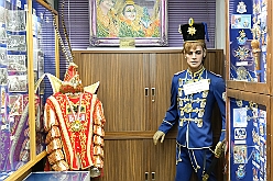 KarMuseum 2025-01-21 31  Besuch im Museum - Orden, Orden und noch mehr Orden sind in den Vitrinen zu sehen. Es begegnen einem auch in Ornaten und Uniformen bekleidete Schaufensterfiguren. Im 1. Niederrheinische Karnevalsmuseum, existiert seit 1973, wird die Geschichte des niederrheinischen  Karnevals bis heute dargestellt. : DVPJ, Holger II, Phil II., Prinz Karneval, Prinz, Prinzessin Mia I., Hofmarschälle, Page, Pagen, Paginnen, HDK, Duisburg, Karneval, Helau, Tollität, Event, Session 2024, Session 2025, HDK Duisburg, Hauptausschuss, Hauptausschuss Karneval Duisburg, Duisburg ist echt