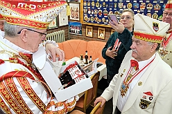 KarMuseum 2025-01-21 32  Besuch im Museum - Orden, Orden und noch mehr Orden sind in den Vitrinen zu sehen. Es begegnen einem auch in Ornaten und Uniformen bekleidete Schaufensterfiguren. Im 1. Niederrheinische Karnevalsmuseum, existiert seit 1973, wird die Geschichte des niederrheinischen  Karnevals bis heute dargestellt. : DVPJ, Holger II, Phil II., Prinz Karneval, Prinz, Prinzessin Mia I., Hofmarschälle, Page, Pagen, Paginnen, HDK, Duisburg, Karneval, Helau, Tollität, Event, Session 2024, Session 2025, HDK Duisburg, Hauptausschuss, Hauptausschuss Karneval Duisburg, Duisburg ist echt