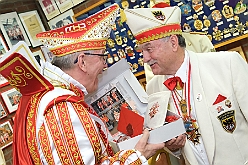 KarMuseum 2025-01-21 33  Besuch im Museum - Orden, Orden und noch mehr Orden sind in den Vitrinen zu sehen. Es begegnen einem auch in Ornaten und Uniformen bekleidete Schaufensterfiguren. Im 1. Niederrheinische Karnevalsmuseum, existiert seit 1973, wird die Geschichte des niederrheinischen  Karnevals bis heute dargestellt. : DVPJ, Holger II, Phil II., Prinz Karneval, Prinz, Prinzessin Mia I., Hofmarschälle, Page, Pagen, Paginnen, HDK, Duisburg, Karneval, Helau, Tollität, Event, Session 2024, Session 2025, HDK Duisburg, Hauptausschuss, Hauptausschuss Karneval Duisburg, Duisburg ist echt