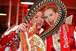 Karneval ONI CE 2025-01-24 03  Prinzenwiegen auf dem Eis - Eislaufen bei karnevalistischem Tönen. In der PreZero Rheinlandhalle hieß zum dritten mal „Karneval ON ICE“. Auf dem roten Teppich das Prinzenwiegen, der kleinen wie großen Tollitäten. Dazu präsentierten die Crews ihr Showprogramm.  Eishockey wurde auch gespielt, Team Karneval gegen Team Rathaus, mit dem Sieg in diesmal für das Team Rathaus. : DVPJ, Holger II, Phil II., Prinz Karneval, Prinz, Prinzessin Mia I., Hofmarschälle, Page, Pagen, Paginnen, HDK, Duisburg, Karneval, Helau, Tollität, Event, Session 2024, Session 2025, HDK Duisburg, Hauptausschuss, Hauptausschuss Karneval Duisburg, Duisburg ist echt