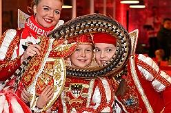 Karneval ONI CE 2025-01-24 04  Prinzenwiegen auf dem Eis - Eislaufen bei karnevalistischem Tönen. In der PreZero Rheinlandhalle hieß zum dritten mal „Karneval ON ICE“. Auf dem roten Teppich das Prinzenwiegen, der kleinen wie großen Tollitäten. Dazu präsentierten die Crews ihr Showprogramm.  Eishockey wurde auch gespielt, Team Karneval gegen Team Rathaus, mit dem Sieg in diesmal für das Team Rathaus. : DVPJ, Holger II, Phil II., Prinz Karneval, Prinz, Prinzessin Mia I., Hofmarschälle, Page, Pagen, Paginnen, HDK, Duisburg, Karneval, Helau, Tollität, Event, Session 2024, Session 2025, HDK Duisburg, Hauptausschuss, Hauptausschuss Karneval Duisburg, Duisburg ist echt