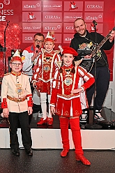 Karneval ONI CE 2025-01-24 07  Prinzenwiegen auf dem Eis - Eislaufen bei karnevalistischem Tönen. In der PreZero Rheinlandhalle hieß zum dritten mal „Karneval ON ICE“. Auf dem roten Teppich das Prinzenwiegen, der kleinen wie großen Tollitäten. Dazu präsentierten die Crews ihr Showprogramm.  Eishockey wurde auch gespielt, Team Karneval gegen Team Rathaus, mit dem Sieg in diesmal für das Team Rathaus. : DVPJ, Holger II, Phil II., Prinz Karneval, Prinz, Prinzessin Mia I., Hofmarschälle, Page, Pagen, Paginnen, HDK, Duisburg, Karneval, Helau, Tollität, Event, Session 2024, Session 2025, HDK Duisburg, Hauptausschuss, Hauptausschuss Karneval Duisburg, Duisburg ist echt
