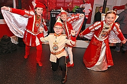 Karneval ONI CE 2025-01-24 08  Prinzenwiegen auf dem Eis - Eislaufen bei karnevalistischem Tönen. In der PreZero Rheinlandhalle hieß zum dritten mal „Karneval ON ICE“. Auf dem roten Teppich das Prinzenwiegen, der kleinen wie großen Tollitäten. Dazu präsentierten die Crews ihr Showprogramm.  Eishockey wurde auch gespielt, Team Karneval gegen Team Rathaus, mit dem Sieg in diesmal für das Team Rathaus. : DVPJ, Holger II, Phil II., Prinz Karneval, Prinz, Prinzessin Mia I., Hofmarschälle, Page, Pagen, Paginnen, HDK, Duisburg, Karneval, Helau, Tollität, Event, Session 2024, Session 2025, HDK Duisburg, Hauptausschuss, Hauptausschuss Karneval Duisburg, Duisburg ist echt