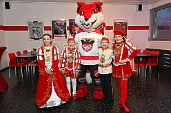 Karneval ONI CE 2025-01-24 10  Prinzenwiegen auf dem Eis - Eislaufen bei karnevalistischem Tönen. In der PreZero Rheinlandhalle hieß zum dritten mal „Karneval ON ICE“. Auf dem roten Teppich das Prinzenwiegen, der kleinen wie großen Tollitäten. Dazu präsentierten die Crews ihr Showprogramm.  Eishockey wurde auch gespielt, Team Karneval gegen Team Rathaus, mit dem Sieg in diesmal für das Team Rathaus. : DVPJ, Holger II, Phil II., Prinz Karneval, Prinz, Prinzessin Mia I., Hofmarschälle, Page, Pagen, Paginnen, HDK, Duisburg, Karneval, Helau, Tollität, Event, Session 2024, Session 2025, HDK Duisburg, Hauptausschuss, Hauptausschuss Karneval Duisburg, Duisburg ist echt