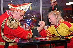 Karneval ONI CE 2025-01-24 11  Prinzenwiegen auf dem Eis - Eislaufen bei karnevalistischem Tönen. In der PreZero Rheinlandhalle hieß zum dritten mal „Karneval ON ICE“. Auf dem roten Teppich das Prinzenwiegen, der kleinen wie großen Tollitäten. Dazu präsentierten die Crews ihr Showprogramm.  Eishockey wurde auch gespielt, Team Karneval gegen Team Rathaus, mit dem Sieg in diesmal für das Team Rathaus. : DVPJ, Holger II, Phil II., Prinz Karneval, Prinz, Prinzessin Mia I., Hofmarschälle, Page, Pagen, Paginnen, HDK, Duisburg, Karneval, Helau, Tollität, Event, Session 2024, Session 2025, HDK Duisburg, Hauptausschuss, Hauptausschuss Karneval Duisburg, Duisburg ist echt