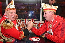 Karneval ONI CE 2025-01-24 12  Prinzenwiegen auf dem Eis - Eislaufen bei karnevalistischem Tönen. In der PreZero Rheinlandhalle hieß zum dritten mal „Karneval ON ICE“. Auf dem roten Teppich das Prinzenwiegen, der kleinen wie großen Tollitäten. Dazu präsentierten die Crews ihr Showprogramm.  Eishockey wurde auch gespielt, Team Karneval gegen Team Rathaus, mit dem Sieg in diesmal für das Team Rathaus. : DVPJ, Holger II, Phil II., Prinz Karneval, Prinz, Prinzessin Mia I., Hofmarschälle, Page, Pagen, Paginnen, HDK, Duisburg, Karneval, Helau, Tollität, Event, Session 2024, Session 2025, HDK Duisburg, Hauptausschuss, Hauptausschuss Karneval Duisburg, Duisburg ist echt