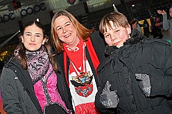 Karneval ONI CE 2025-01-24 14  Prinzenwiegen auf dem Eis - Eislaufen bei karnevalistischem Tönen. In der PreZero Rheinlandhalle hieß zum dritten mal „Karneval ON ICE“. Auf dem roten Teppich das Prinzenwiegen, der kleinen wie großen Tollitäten. Dazu präsentierten die Crews ihr Showprogramm.  Eishockey wurde auch gespielt, Team Karneval gegen Team Rathaus, mit dem Sieg in diesmal für das Team Rathaus. : DVPJ, Holger II, Phil II., Prinz Karneval, Prinz, Prinzessin Mia I., Hofmarschälle, Page, Pagen, Paginnen, HDK, Duisburg, Karneval, Helau, Tollität, Event, Session 2024, Session 2025, HDK Duisburg, Hauptausschuss, Hauptausschuss Karneval Duisburg, Duisburg ist echt