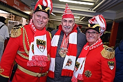 Karneval ONI CE 2025-01-24 15  Prinzenwiegen auf dem Eis - Eislaufen bei karnevalistischem Tönen. In der PreZero Rheinlandhalle hieß zum dritten mal „Karneval ON ICE“. Auf dem roten Teppich das Prinzenwiegen, der kleinen wie großen Tollitäten. Dazu präsentierten die Crews ihr Showprogramm.  Eishockey wurde auch gespielt, Team Karneval gegen Team Rathaus, mit dem Sieg in diesmal für das Team Rathaus. : DVPJ, Holger II, Phil II., Prinz Karneval, Prinz, Prinzessin Mia I., Hofmarschälle, Page, Pagen, Paginnen, HDK, Duisburg, Karneval, Helau, Tollität, Event, Session 2024, Session 2025, HDK Duisburg, Hauptausschuss, Hauptausschuss Karneval Duisburg, Duisburg ist echt