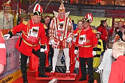 Karneval ONI CE 2025-01-24 17  Prinzenwiegen auf dem Eis - Eislaufen bei karnevalistischem Tönen. In der PreZero Rheinlandhalle hieß zum dritten mal „Karneval ON ICE“. Auf dem roten Teppich das Prinzenwiegen, der kleinen wie großen Tollitäten. Dazu präsentierten die Crews ihr Showprogramm.  Eishockey wurde auch gespielt, Team Karneval gegen Team Rathaus, mit dem Sieg in diesmal für das Team Rathaus. : DVPJ, Holger II, Phil II., Prinz Karneval, Prinz, Prinzessin Mia I., Hofmarschälle, Page, Pagen, Paginnen, HDK, Duisburg, Karneval, Helau, Tollität, Event, Session 2024, Session 2025, HDK Duisburg, Hauptausschuss, Hauptausschuss Karneval Duisburg, Duisburg ist echt