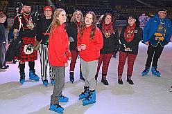 Karneval ONI CE 2025-01-24 18  Prinzenwiegen auf dem Eis - Eislaufen bei karnevalistischem Tönen. In der PreZero Rheinlandhalle hieß zum dritten mal „Karneval ON ICE“. Auf dem roten Teppich das Prinzenwiegen, der kleinen wie großen Tollitäten. Dazu präsentierten die Crews ihr Showprogramm.  Eishockey wurde auch gespielt, Team Karneval gegen Team Rathaus, mit dem Sieg in diesmal für das Team Rathaus. : DVPJ, Holger II, Phil II., Prinz Karneval, Prinz, Prinzessin Mia I., Hofmarschälle, Page, Pagen, Paginnen, HDK, Duisburg, Karneval, Helau, Tollität, Event, Session 2024, Session 2025, HDK Duisburg, Hauptausschuss, Hauptausschuss Karneval Duisburg, Duisburg ist echt