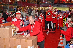 Karneval ONI CE 2025-01-24 19  Prinzenwiegen auf dem Eis - Eislaufen bei karnevalistischem Tönen. In der PreZero Rheinlandhalle hieß zum dritten mal „Karneval ON ICE“. Auf dem roten Teppich das Prinzenwiegen, der kleinen wie großen Tollitäten. Dazu präsentierten die Crews ihr Showprogramm.  Eishockey wurde auch gespielt, Team Karneval gegen Team Rathaus, mit dem Sieg in diesmal für das Team Rathaus. : DVPJ, Holger II, Phil II., Prinz Karneval, Prinz, Prinzessin Mia I., Hofmarschälle, Page, Pagen, Paginnen, HDK, Duisburg, Karneval, Helau, Tollität, Event, Session 2024, Session 2025, HDK Duisburg, Hauptausschuss, Hauptausschuss Karneval Duisburg, Duisburg ist echt