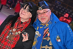Karneval ONI CE 2025-01-24 21  Prinzenwiegen auf dem Eis - Eislaufen bei karnevalistischem Tönen. In der PreZero Rheinlandhalle hieß zum dritten mal „Karneval ON ICE“. Auf dem roten Teppich das Prinzenwiegen, der kleinen wie großen Tollitäten. Dazu präsentierten die Crews ihr Showprogramm.  Eishockey wurde auch gespielt, Team Karneval gegen Team Rathaus, mit dem Sieg in diesmal für das Team Rathaus. : DVPJ, Holger II, Phil II., Prinz Karneval, Prinz, Prinzessin Mia I., Hofmarschälle, Page, Pagen, Paginnen, HDK, Duisburg, Karneval, Helau, Tollität, Event, Session 2024, Session 2025, HDK Duisburg, Hauptausschuss, Hauptausschuss Karneval Duisburg, Duisburg ist echt
