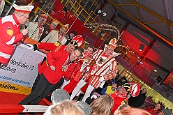 Karneval ONI CE 2025-01-24 22  Prinzenwiegen auf dem Eis - Eislaufen bei karnevalistischem Tönen. In der PreZero Rheinlandhalle hieß zum dritten mal „Karneval ON ICE“. Auf dem roten Teppich das Prinzenwiegen, der kleinen wie großen Tollitäten. Dazu präsentierten die Crews ihr Showprogramm.  Eishockey wurde auch gespielt, Team Karneval gegen Team Rathaus, mit dem Sieg in diesmal für das Team Rathaus. : DVPJ, Holger II, Phil II., Prinz Karneval, Prinz, Prinzessin Mia I., Hofmarschälle, Page, Pagen, Paginnen, HDK, Duisburg, Karneval, Helau, Tollität, Event, Session 2024, Session 2025, HDK Duisburg, Hauptausschuss, Hauptausschuss Karneval Duisburg, Duisburg ist echt