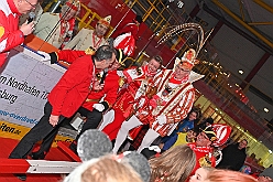 Karneval ONI CE 2025-01-24 23  Prinzenwiegen auf dem Eis - Eislaufen bei karnevalistischem Tönen. In der PreZero Rheinlandhalle hieß zum dritten mal „Karneval ON ICE“. Auf dem roten Teppich das Prinzenwiegen, der kleinen wie großen Tollitäten. Dazu präsentierten die Crews ihr Showprogramm.  Eishockey wurde auch gespielt, Team Karneval gegen Team Rathaus, mit dem Sieg in diesmal für das Team Rathaus. : DVPJ, Holger II, Phil II., Prinz Karneval, Prinz, Prinzessin Mia I., Hofmarschälle, Page, Pagen, Paginnen, HDK, Duisburg, Karneval, Helau, Tollität, Event, Session 2024, Session 2025, HDK Duisburg, Hauptausschuss, Hauptausschuss Karneval Duisburg, Duisburg ist echt