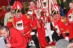 Karneval ONI CE 2025-01-24 25  Prinzenwiegen auf dem Eis - Eislaufen bei karnevalistischem Tönen. In der PreZero Rheinlandhalle hieß zum dritten mal „Karneval ON ICE“. Auf dem roten Teppich das Prinzenwiegen, der kleinen wie großen Tollitäten. Dazu präsentierten die Crews ihr Showprogramm.  Eishockey wurde auch gespielt, Team Karneval gegen Team Rathaus, mit dem Sieg in diesmal für das Team Rathaus. : DVPJ, Holger II, Phil II., Prinz Karneval, Prinz, Prinzessin Mia I., Hofmarschälle, Page, Pagen, Paginnen, HDK, Duisburg, Karneval, Helau, Tollität, Event, Session 2024, Session 2025, HDK Duisburg, Hauptausschuss, Hauptausschuss Karneval Duisburg, Duisburg ist echt