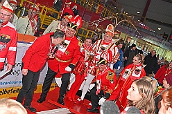 Karneval ONI CE 2025-01-24 26  Prinzenwiegen auf dem Eis - Eislaufen bei karnevalistischem Tönen. In der PreZero Rheinlandhalle hieß zum dritten mal „Karneval ON ICE“. Auf dem roten Teppich das Prinzenwiegen, der kleinen wie großen Tollitäten. Dazu präsentierten die Crews ihr Showprogramm.  Eishockey wurde auch gespielt, Team Karneval gegen Team Rathaus, mit dem Sieg in diesmal für das Team Rathaus. : DVPJ, Holger II, Phil II., Prinz Karneval, Prinz, Prinzessin Mia I., Hofmarschälle, Page, Pagen, Paginnen, HDK, Duisburg, Karneval, Helau, Tollität, Event, Session 2024, Session 2025, HDK Duisburg, Hauptausschuss, Hauptausschuss Karneval Duisburg, Duisburg ist echt