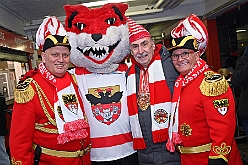 Karneval ONI CE 2025-01-24 28  Prinzenwiegen auf dem Eis - Eislaufen bei karnevalistischem Tönen. In der PreZero Rheinlandhalle hieß zum dritten mal „Karneval ON ICE“. Auf dem roten Teppich das Prinzenwiegen, der kleinen wie großen Tollitäten. Dazu präsentierten die Crews ihr Showprogramm.  Eishockey wurde auch gespielt, Team Karneval gegen Team Rathaus, mit dem Sieg in diesmal für das Team Rathaus. : DVPJ, Holger II, Phil II., Prinz Karneval, Prinz, Prinzessin Mia I., Hofmarschälle, Page, Pagen, Paginnen, HDK, Duisburg, Karneval, Helau, Tollität, Event, Session 2024, Session 2025, HDK Duisburg, Hauptausschuss, Hauptausschuss Karneval Duisburg, Duisburg ist echt
