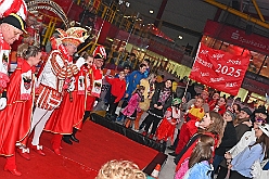 Karneval ONI CE 2025-01-24 29  Prinzenwiegen auf dem Eis - Eislaufen bei karnevalistischem Tönen. In der PreZero Rheinlandhalle hieß zum dritten mal „Karneval ON ICE“. Auf dem roten Teppich das Prinzenwiegen, der kleinen wie großen Tollitäten. Dazu präsentierten die Crews ihr Showprogramm.  Eishockey wurde auch gespielt, Team Karneval gegen Team Rathaus, mit dem Sieg in diesmal für das Team Rathaus. : DVPJ, Holger II, Phil II., Prinz Karneval, Prinz, Prinzessin Mia I., Hofmarschälle, Page, Pagen, Paginnen, HDK, Duisburg, Karneval, Helau, Tollität, Event, Session 2024, Session 2025, HDK Duisburg, Hauptausschuss, Hauptausschuss Karneval Duisburg, Duisburg ist echt