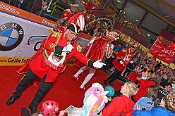 Karneval ONI CE 2025-01-24 30  Prinzenwiegen auf dem Eis - Eislaufen bei karnevalistischem Tönen. In der PreZero Rheinlandhalle hieß zum dritten mal „Karneval ON ICE“. Auf dem roten Teppich das Prinzenwiegen, der kleinen wie großen Tollitäten. Dazu präsentierten die Crews ihr Showprogramm.  Eishockey wurde auch gespielt, Team Karneval gegen Team Rathaus, mit dem Sieg in diesmal für das Team Rathaus. : DVPJ, Holger II, Phil II., Prinz Karneval, Prinz, Prinzessin Mia I., Hofmarschälle, Page, Pagen, Paginnen, HDK, Duisburg, Karneval, Helau, Tollität, Event, Session 2024, Session 2025, HDK Duisburg, Hauptausschuss, Hauptausschuss Karneval Duisburg, Duisburg ist echt