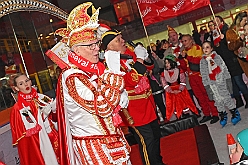 Karneval ONI CE 2025-01-24 32  Prinzenwiegen auf dem Eis - Eislaufen bei karnevalistischem Tönen. In der PreZero Rheinlandhalle hieß zum dritten mal „Karneval ON ICE“. Auf dem roten Teppich das Prinzenwiegen, der kleinen wie großen Tollitäten. Dazu präsentierten die Crews ihr Showprogramm.  Eishockey wurde auch gespielt, Team Karneval gegen Team Rathaus, mit dem Sieg in diesmal für das Team Rathaus. : DVPJ, Holger II, Phil II., Prinz Karneval, Prinz, Prinzessin Mia I., Hofmarschälle, Page, Pagen, Paginnen, HDK, Duisburg, Karneval, Helau, Tollität, Event, Session 2024, Session 2025, HDK Duisburg, Hauptausschuss, Hauptausschuss Karneval Duisburg, Duisburg ist echt