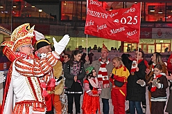 Karneval ONI CE 2025-01-24 33  Prinzenwiegen auf dem Eis - Eislaufen bei karnevalistischem Tönen. In der PreZero Rheinlandhalle hieß zum dritten mal „Karneval ON ICE“. Auf dem roten Teppich das Prinzenwiegen, der kleinen wie großen Tollitäten. Dazu präsentierten die Crews ihr Showprogramm.  Eishockey wurde auch gespielt, Team Karneval gegen Team Rathaus, mit dem Sieg in diesmal für das Team Rathaus. : DVPJ, Holger II, Phil II., Prinz Karneval, Prinz, Prinzessin Mia I., Hofmarschälle, Page, Pagen, Paginnen, HDK, Duisburg, Karneval, Helau, Tollität, Event, Session 2024, Session 2025, HDK Duisburg, Hauptausschuss, Hauptausschuss Karneval Duisburg, Duisburg ist echt