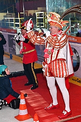 Karneval ONI CE 2025-01-24 34  Prinzenwiegen auf dem Eis - Eislaufen bei karnevalistischem Tönen. In der PreZero Rheinlandhalle hieß zum dritten mal „Karneval ON ICE“. Auf dem roten Teppich das Prinzenwiegen, der kleinen wie großen Tollitäten. Dazu präsentierten die Crews ihr Showprogramm.  Eishockey wurde auch gespielt, Team Karneval gegen Team Rathaus, mit dem Sieg in diesmal für das Team Rathaus. : DVPJ, Holger II, Phil II., Prinz Karneval, Prinz, Prinzessin Mia I., Hofmarschälle, Page, Pagen, Paginnen, HDK, Duisburg, Karneval, Helau, Tollität, Event, Session 2024, Session 2025, HDK Duisburg, Hauptausschuss, Hauptausschuss Karneval Duisburg, Duisburg ist echt
