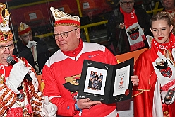 Karneval ONI CE 2025-01-24 35  Prinzenwiegen auf dem Eis - Eislaufen bei karnevalistischem Tönen. In der PreZero Rheinlandhalle hieß zum dritten mal „Karneval ON ICE“. Auf dem roten Teppich das Prinzenwiegen, der kleinen wie großen Tollitäten. Dazu präsentierten die Crews ihr Showprogramm.  Eishockey wurde auch gespielt, Team Karneval gegen Team Rathaus, mit dem Sieg in diesmal für das Team Rathaus. : DVPJ, Holger II, Phil II., Prinz Karneval, Prinz, Prinzessin Mia I., Hofmarschälle, Page, Pagen, Paginnen, HDK, Duisburg, Karneval, Helau, Tollität, Event, Session 2024, Session 2025, HDK Duisburg, Hauptausschuss, Hauptausschuss Karneval Duisburg, Duisburg ist echt