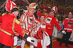 Karneval ONI CE 2025-01-24 36  Prinzenwiegen auf dem Eis - Eislaufen bei karnevalistischem Tönen. In der PreZero Rheinlandhalle hieß zum dritten mal „Karneval ON ICE“. Auf dem roten Teppich das Prinzenwiegen, der kleinen wie großen Tollitäten. Dazu präsentierten die Crews ihr Showprogramm.  Eishockey wurde auch gespielt, Team Karneval gegen Team Rathaus, mit dem Sieg in diesmal für das Team Rathaus. : DVPJ, Holger II, Phil II., Prinz Karneval, Prinz, Prinzessin Mia I., Hofmarschälle, Page, Pagen, Paginnen, HDK, Duisburg, Karneval, Helau, Tollität, Event, Session 2024, Session 2025, HDK Duisburg, Hauptausschuss, Hauptausschuss Karneval Duisburg, Duisburg ist echt