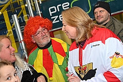 Karneval ONI CE 2025-01-24 37  Prinzenwiegen auf dem Eis - Eislaufen bei karnevalistischem Tönen. In der PreZero Rheinlandhalle hieß zum dritten mal „Karneval ON ICE“. Auf dem roten Teppich das Prinzenwiegen, der kleinen wie großen Tollitäten. Dazu präsentierten die Crews ihr Showprogramm.  Eishockey wurde auch gespielt, Team Karneval gegen Team Rathaus, mit dem Sieg in diesmal für das Team Rathaus. : DVPJ, Holger II, Phil II., Prinz Karneval, Prinz, Prinzessin Mia I., Hofmarschälle, Page, Pagen, Paginnen, HDK, Duisburg, Karneval, Helau, Tollität, Event, Session 2024, Session 2025, HDK Duisburg, Hauptausschuss, Hauptausschuss Karneval Duisburg, Duisburg ist echt