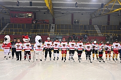 Karneval ONI CE 2025-01-24 41  Prinzenwiegen auf dem Eis - Eislaufen bei karnevalistischem Tönen. In der PreZero Rheinlandhalle hieß zum dritten mal „Karneval ON ICE“. Auf dem roten Teppich das Prinzenwiegen, der kleinen wie großen Tollitäten. Dazu präsentierten die Crews ihr Showprogramm.  Eishockey wurde auch gespielt, Team Karneval gegen Team Rathaus, mit dem Sieg in diesmal für das Team Rathaus. : DVPJ, Holger II, Phil II., Prinz Karneval, Prinz, Prinzessin Mia I., Hofmarschälle, Page, Pagen, Paginnen, HDK, Duisburg, Karneval, Helau, Tollität, Event, Session 2024, Session 2025, HDK Duisburg, Hauptausschuss, Hauptausschuss Karneval Duisburg, Duisburg ist echt