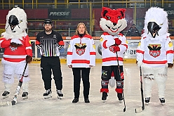 Karneval ONI CE 2025-01-24 43  Prinzenwiegen auf dem Eis - Eislaufen bei karnevalistischem Tönen. In der PreZero Rheinlandhalle hieß zum dritten mal „Karneval ON ICE“. Auf dem roten Teppich das Prinzenwiegen, der kleinen wie großen Tollitäten. Dazu präsentierten die Crews ihr Showprogramm.  Eishockey wurde auch gespielt, Team Karneval gegen Team Rathaus, mit dem Sieg in diesmal für das Team Rathaus. : DVPJ, Holger II, Phil II., Prinz Karneval, Prinz, Prinzessin Mia I., Hofmarschälle, Page, Pagen, Paginnen, HDK, Duisburg, Karneval, Helau, Tollität, Event, Session 2024, Session 2025, HDK Duisburg, Hauptausschuss, Hauptausschuss Karneval Duisburg, Duisburg ist echt